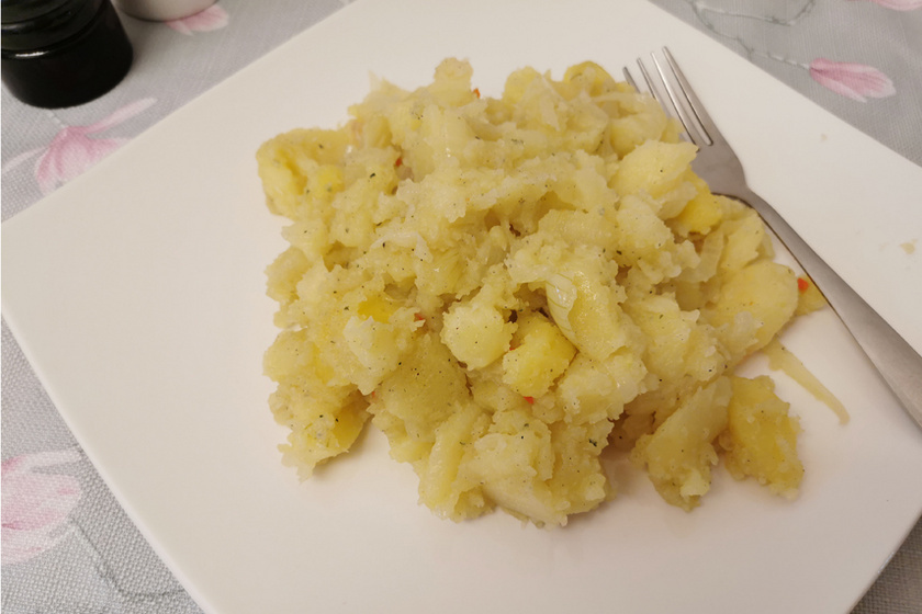főtt krumpli sült hagymával