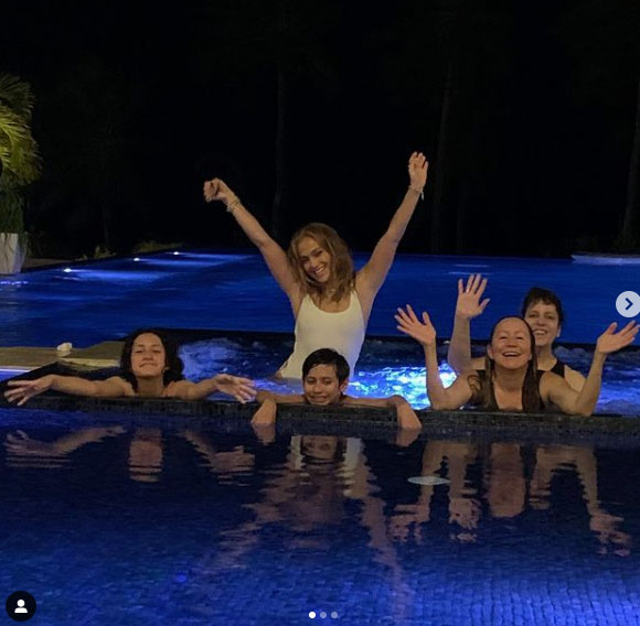 Jennifer Lopez gyerkőceivel és barátaival fürdőzött a medencében, láthatóan jól érezték magukat.