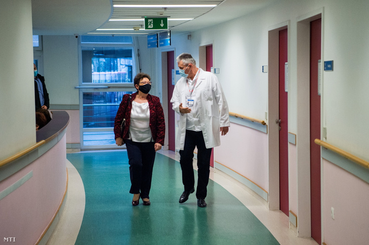 Müller Cecília érkezik hogy Bedros J. Róbert beoltsa a Pfizer-BioNTech koronavírus elleni vakcinája második adagjával a fővárosi Szent Imre Egyetemi Oktatókórházban 2021. február 3-án