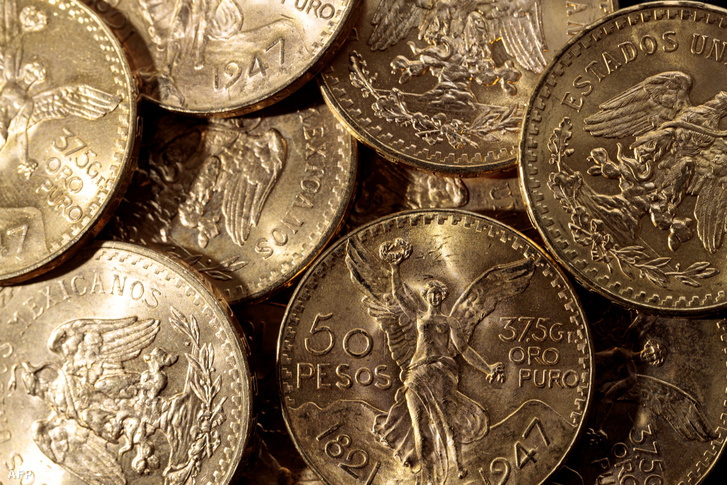 Ötven mexikói peso aranyérme látható Párizsban, 2020. február 20-án