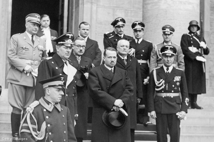 II. Ferenc József Liechtensteini herceg az Adolf Hitlerrel folytatott találkozó után 1939-ben.