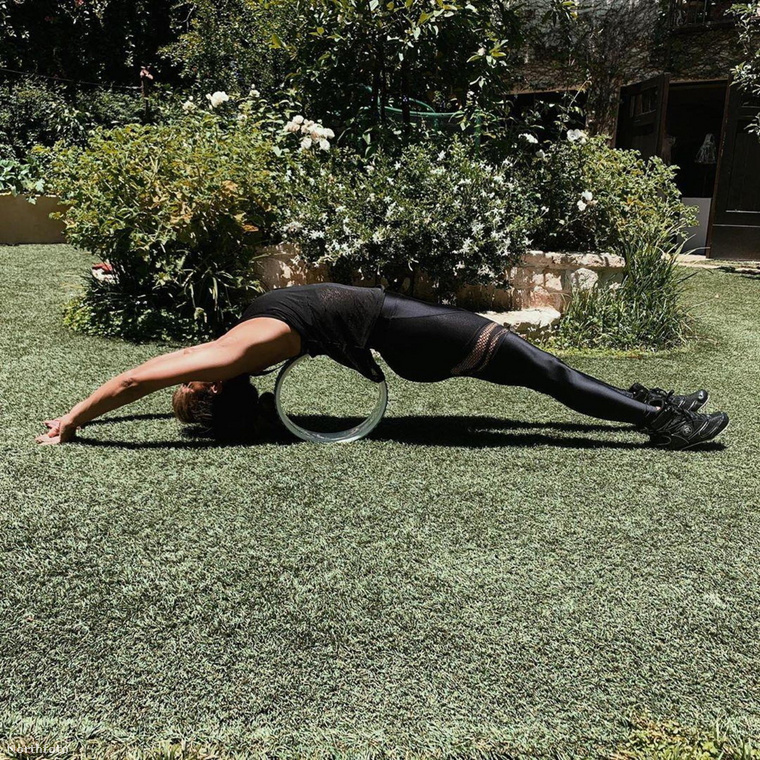 Halle Berry Oscar-díjas színésznő viszont nagyon is bevállalta: szintén tavaly júniusban írt arról a közösségi médiában, hogy mindig próbálja a nyújtást és a jógát belekombinálni a napi edzéseibe.