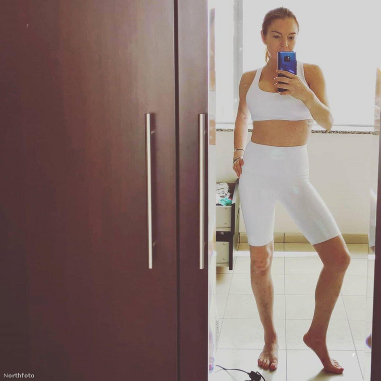 Lindsay Lohan annyira nem bevállalós, hogy egy pózban mutassa meg magát, de ehhez a képhez azt írta tavaly júniusban az Instagramon, hogy ezt a napot jógával kezdte.