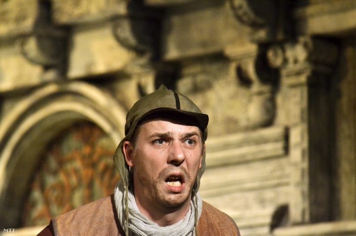 Barabás Botond Titta-Nane szerepében Carlo Goldoni Chioggiai csetepaté című komédiájának próbáján a Szolnoki Szigligeti Színházban 2013. október 14-én.