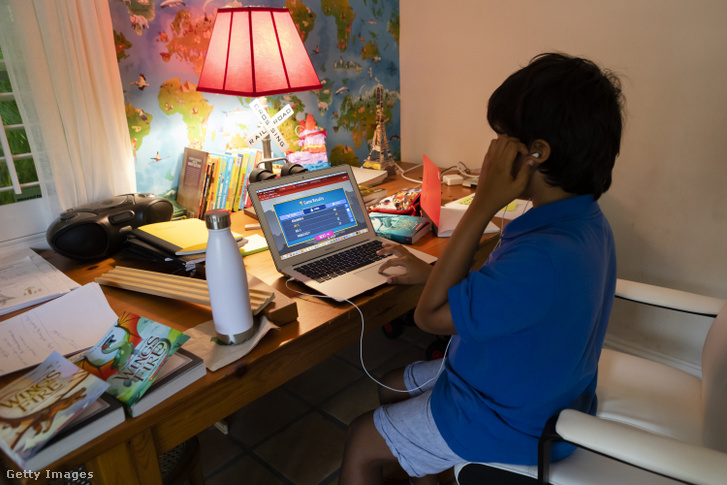 Egy floridai diák otthonról vesz részt laptopján keresztül az online oktatásban 2020 őszén.