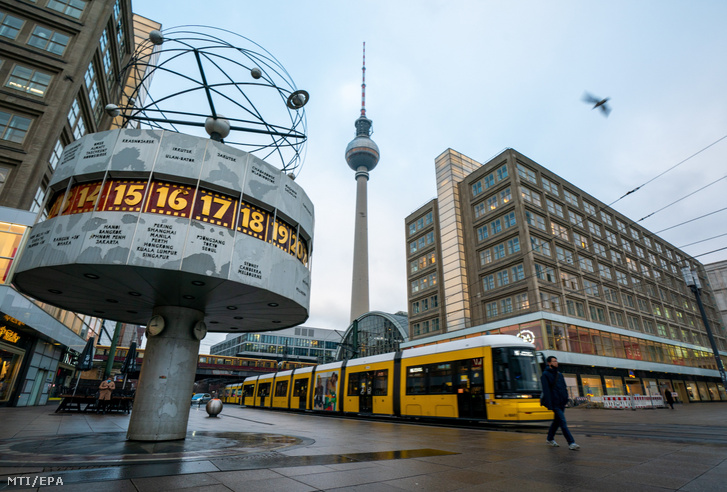 Villamos halad át a berlini Alexanderplatzon 2020. december 16-án a koronavírus-járvány idején