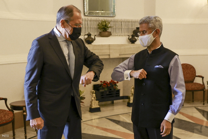 Szergej Lavrov orosz külügyminiszter (b) és indiai hivatali partnere Subrahmanyam Jaishankar Újdelhiben 2021. április 6-án