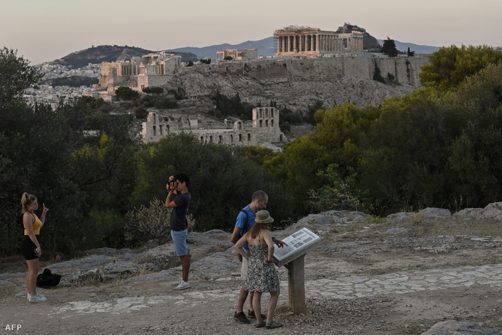 Turisták egy dombon az athéni Akropolisz közelében 2020. július 27-én