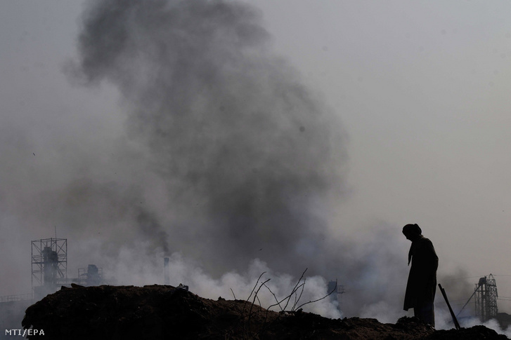 Gyárak füstje Karacsi külvárosában 2020. december 8-án, amikor a legnagyobb pakisztáni város légszennyezettsége elérte az egészségre káros szintet
