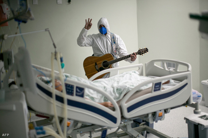 Ápoló gitározik egy betegnek a brazíliai város, Belém kórházának intenzív osztályán