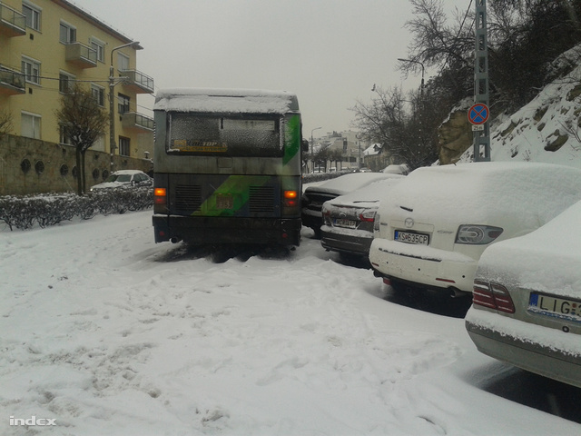Parkoló autónak csúszott busz akadályozza a forgalmat a Szépvölgyi út - Pusztaszeri út vonalon