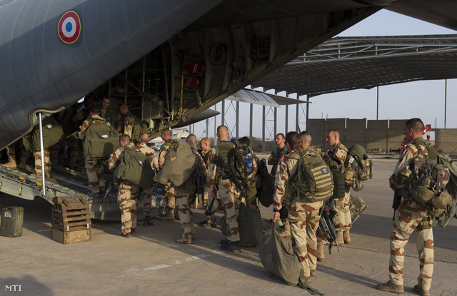 Francia katonák repülőgépre szállnak a csádi fővárosban, N'Djamenában 2013. január 11-én, hogy Maliba repüljenek