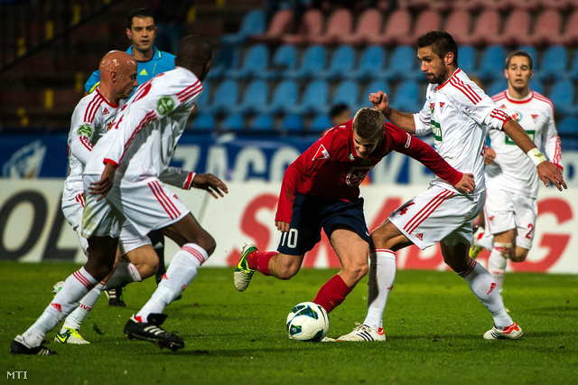 Varga József (b) Ibrahima Sidibe (b2) és Kovács István (j2) a DVSC-TEVA játékosai és székesfehérvári Dajan Simac (10) a labdarúgó OTP Bank Liga 12. fordulójában játszott Videoton FC - DVSC-TEVA mérkőzésen.