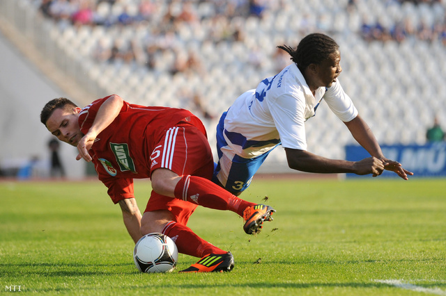 A debreceni Rezes László (b) és Rafe Wolfe (MTK) küzd a labdáért a labdarúgó Magyar Kupa döntőjében játszott MTK Budapest - DVSC-TEVA mérkőzésen.