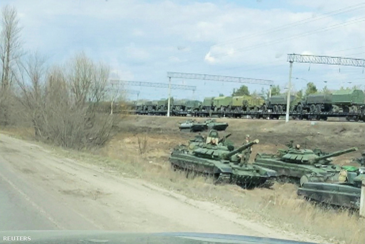 Katonai járművek az orosz Maslovka közelében 2021. április 6-án