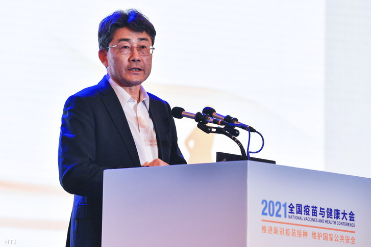Kao Fu a kínai járványügyi központ vezetője sajtótájékoztatót tart Csengtu városában 2021. április 10-én.