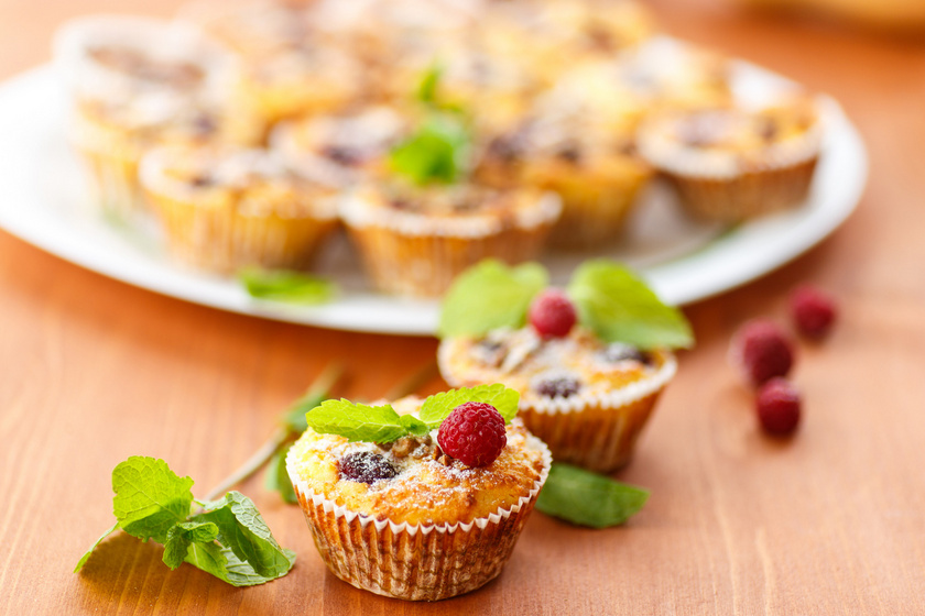 A túrós muffin igazi jolly joker: tökéletes az állaga, csodás az íze, és percek alatt összeállítod. Nagy előnye még, hogy friss vagy mirelit gyümölcsökkel változatossá teheted.