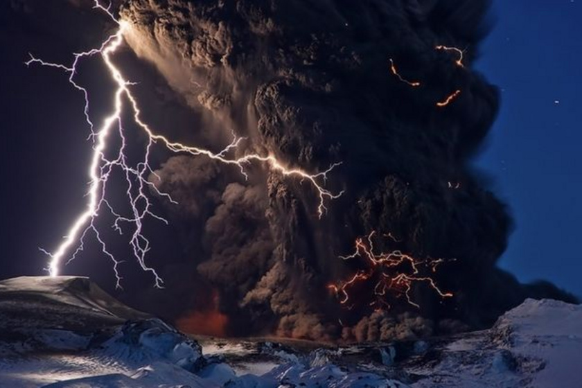 Egy vulkánkitörés Izlandon igazi világvége-hangulatot idézett elő.