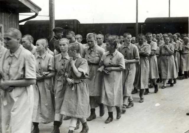 Az auschwitz-birkenau-i koncentrációs táborban a nők haját is leborotválták