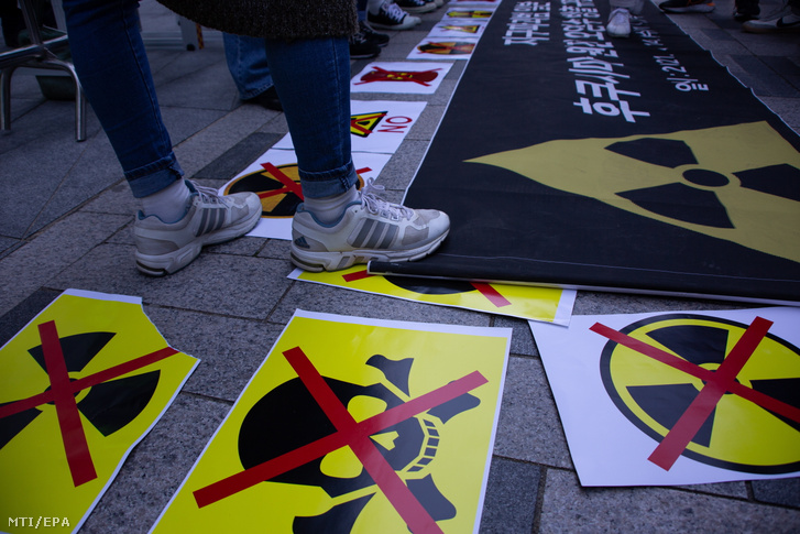 Környezetvédő aktivisták tüntetnek a japán nagykövetség épülete előtt Szöulban 2021. április 14-én