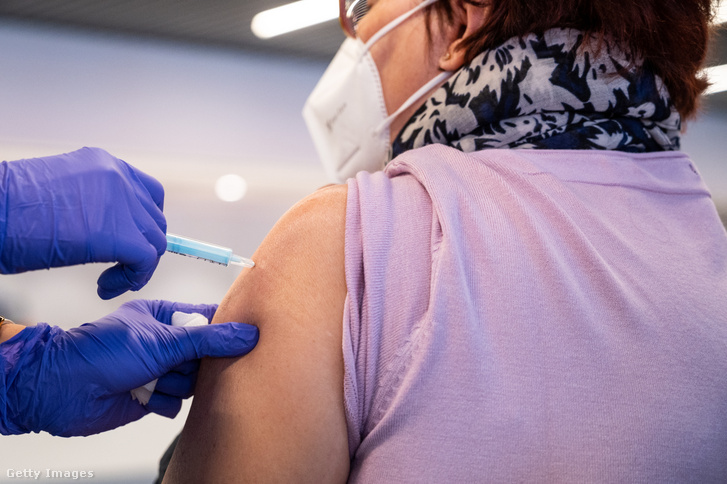Oltás az AstraZeneca vakcinájával Spanyolországban