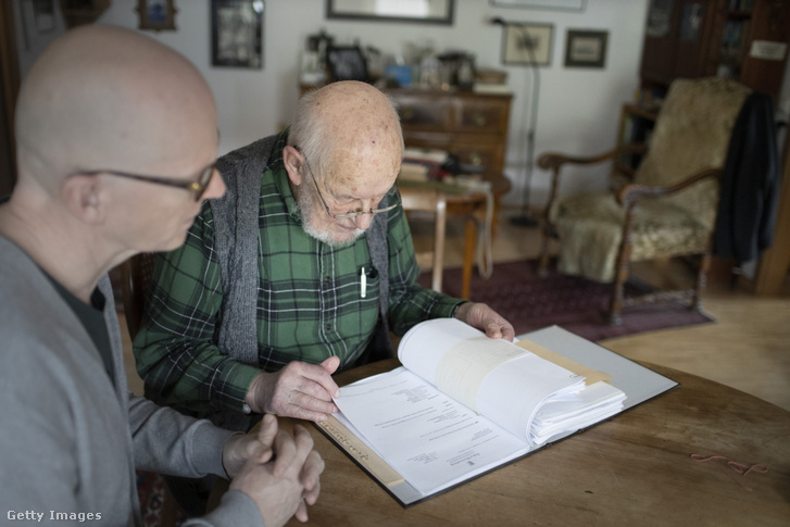 Ápoló segít egy idős férfit Németországban