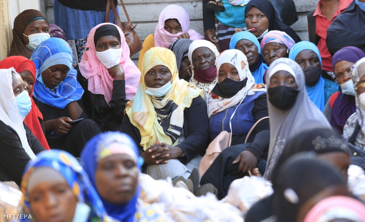 Zimbabwei muzulmán asszonyok várakoznak az ima kezdetére egy mecsetben a szent böjti hónap, a ramadán idején Hararéban 2021. április 13-án
