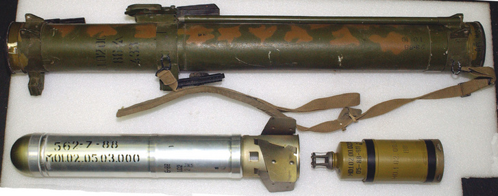 RPO-A Shmel és lövedéke. Tény hogy az utászok kezelik, a lángszóróhoz hasonló a hatása, sőt oroszul így is hívják, attól még rakétavető.