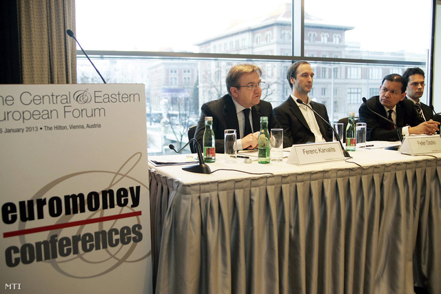 Karvalits Ferenc, a Magyar Nemzeti Bank alelnöke felszólal az Euromoney konferencián a bécsi Hilton szállodában 2013. január 15-én. Mellette ül Oszkó Péter, a PortfoLion Zrt. vezérigazgatója, Batara Sianturi, a Citibank Magyarország elnök-vezérigazgatója és Tardos Gergely, az OTP Bank Elemzési Központjának vezetője.