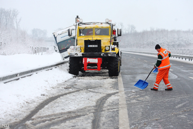 Somogy-megyében is takarítják az M7-es autópályát