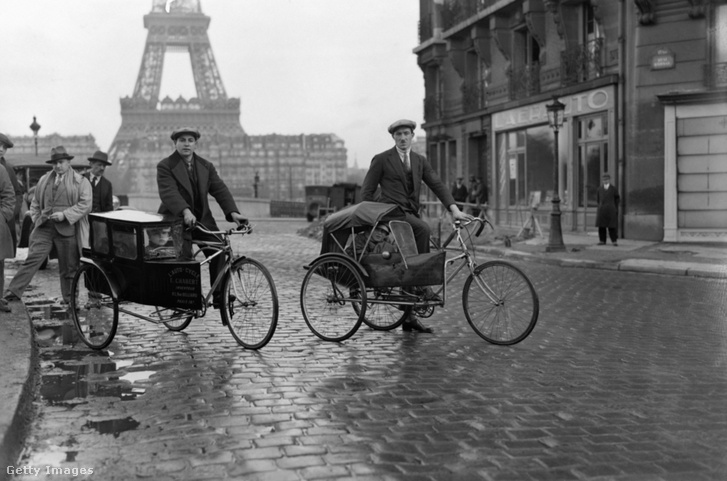 Bicikliző párizsi férfiak 1928-ban