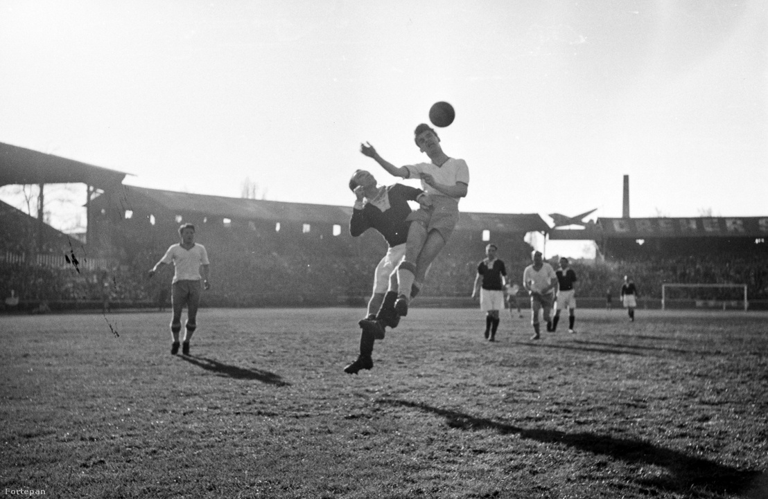 Üllői út, FTC-pálya, Ferencváros–Goldberger (2:0) mérkőzés. Kocsis fejel, távolabb Budai II (1949)