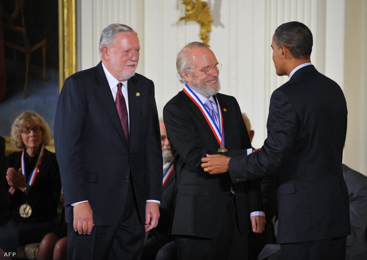 Charles Geschke (balra) John Warnockkal és Barack Obamával 2009-ben