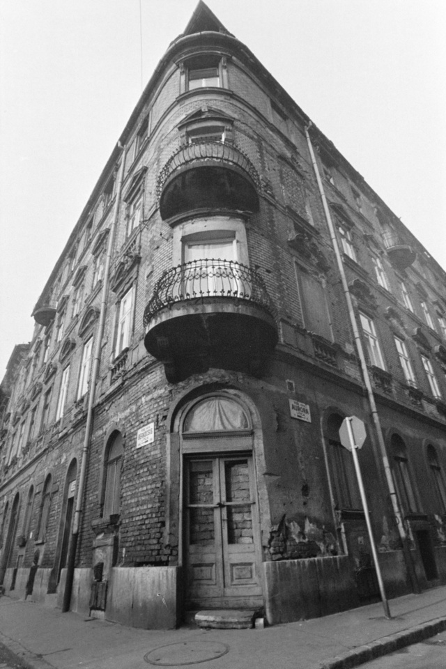 A Bérkocsis utca és az Auróra utca sarka (1976).