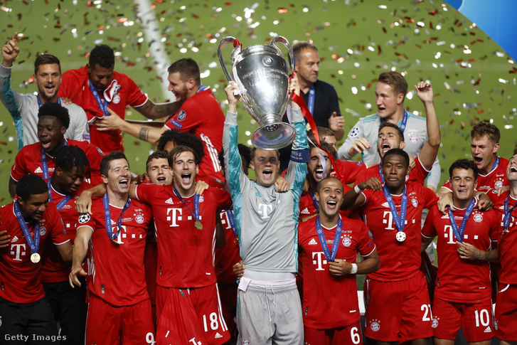 Az FC Bayern München kapitánya magasba emeli az UEFA Bajnokok Ligája-kupát 2020. augusztus 23-án