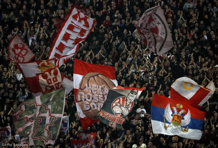 Crvena Zvezda rajongói egy Szuper Liga (ez a hivatalos neve a szerb első osztálynak) mérkőzésen 2020. március 1-jén Szerbiában