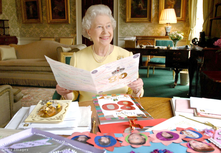 II. Erzsébet királynő a 80. születésnapjára kapott köszöntőkártyákkal 2006. április 20-án a londoni Buckingham-palotában