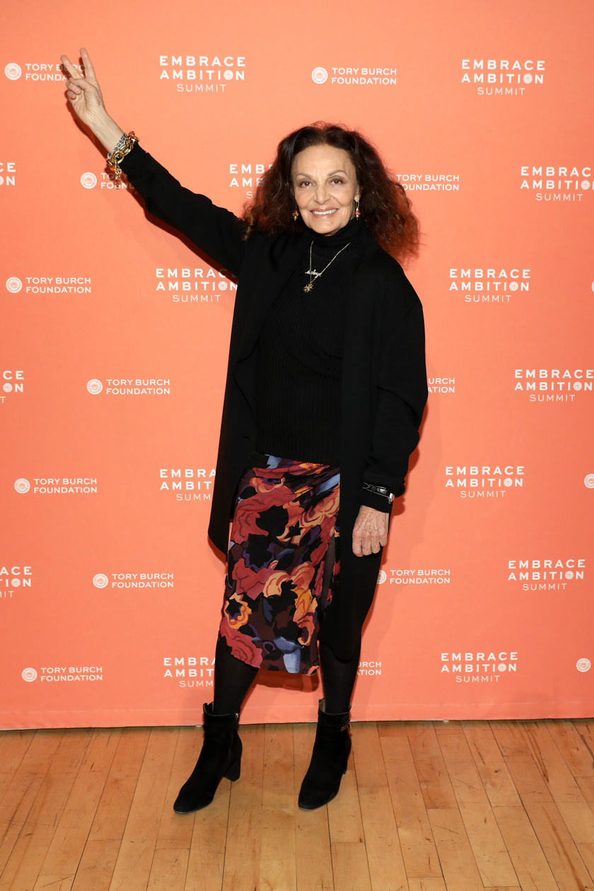 Diane von Fürstenberg általában fekete felsővel és cipővel viseli kedvenc mintás, virágos szoknyáit.