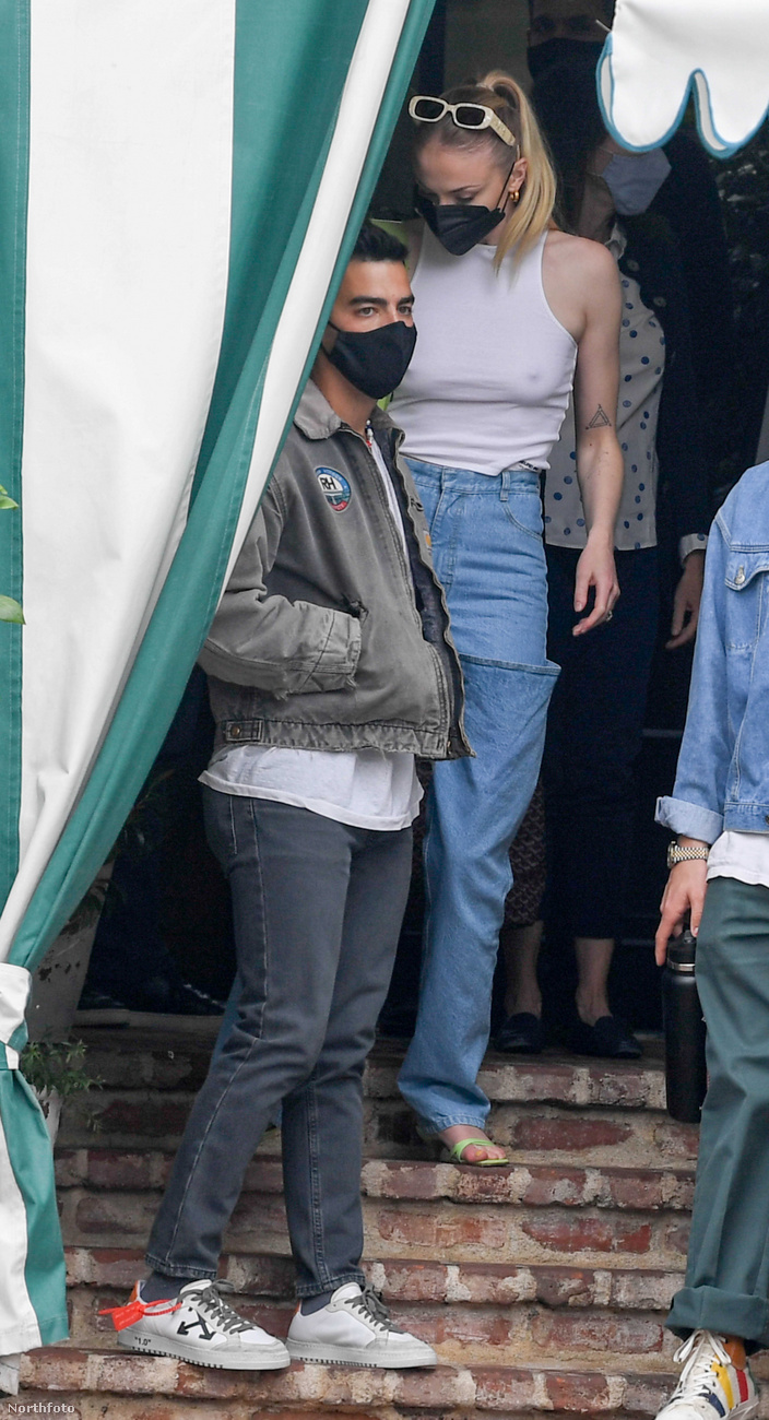 Sophie Turner és Joe Jonas április 21-én elmentek valahová a Los Angeles-i otthonukból, és ezt legalább egy fotós megörökítette.