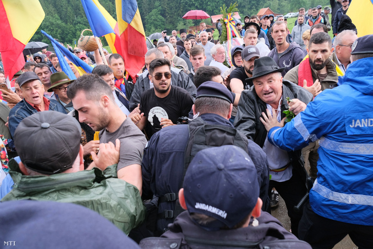 Csendőrökkel dulakodó román szélsőségesek az úzvölgyi katonatemetőnél 2019. június 6-án