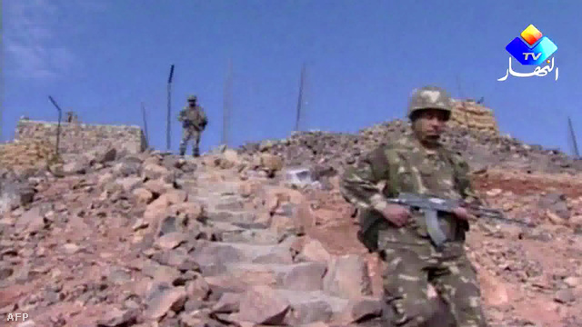 Algír katonák a lerohant létesítmény közelében