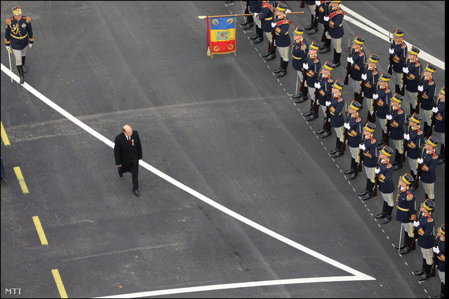 Traian Basescu egy díszszemlén 2012. december 1-én