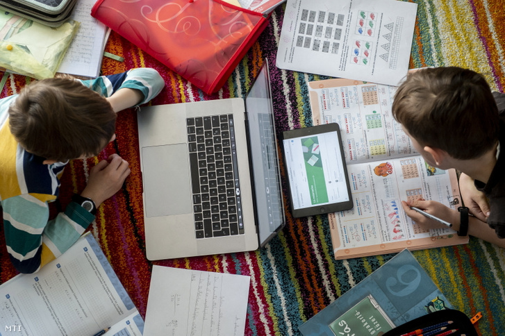 Gyerekek az online kapott feladatokat oldják meg Nagykőrösön 2021. március 8-án