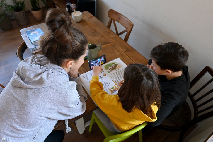 Gyerekek online oktatáson vesznek részt 2021. március 8-án Dunaharasztiban
