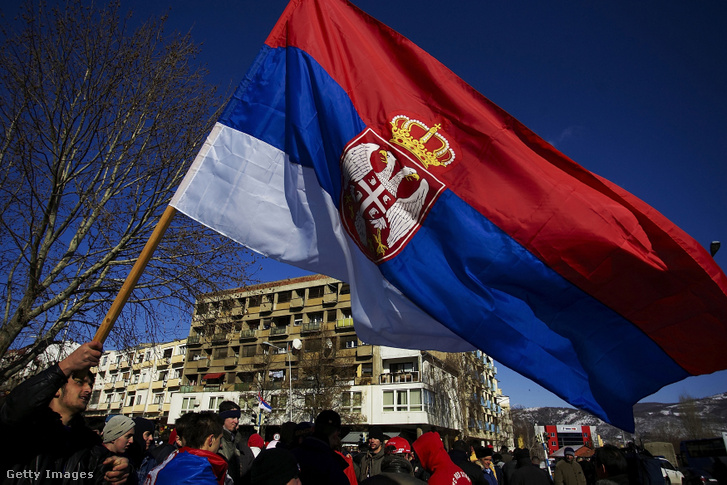 Tiltakoznak a szerb zászló lengetésével a megosztott város szerb körzetében azon a napon, amikor miniszterelnökük Koszovót "független, szuverén és demokratikus államnak" hirdette ki 2008. február 17-én