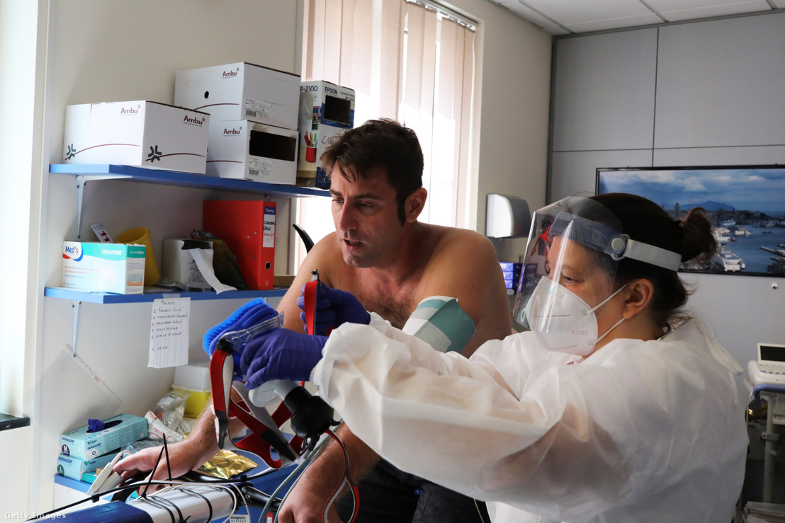 Egy felépült koronavírusos beteg a rehabilitációja végén 2020. július 24-én Olaszországban