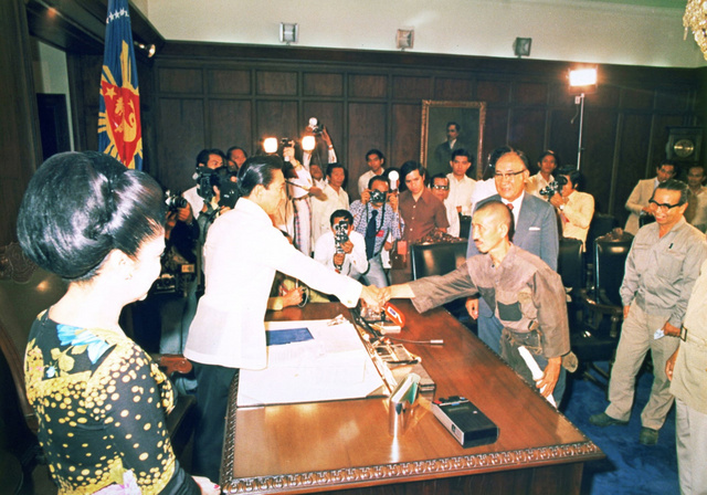 Onoda hadnagy megadja magát Marcos elnöknek (1974).