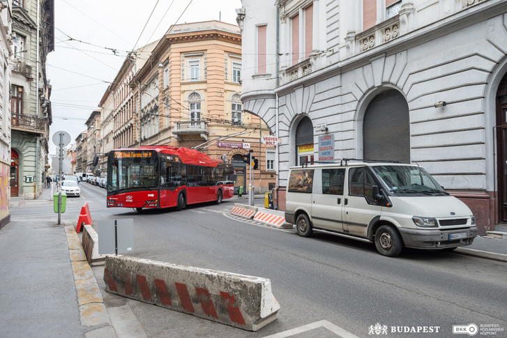 A VI. kerületi Szondi utca–Izabella utca csomópontban, ahol az első forgalomtechnikai beavatkozás végezte a BKK és a Budapesti Közút.