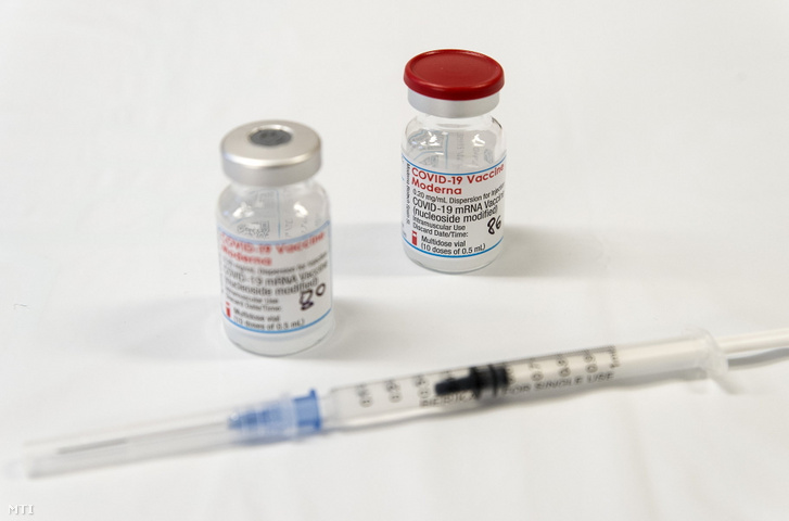 Az amerikai Moderna koronavírus elleni vakcina a győri Petz Aladár Megyei Oktató Kórház oltópontján 2021. április 24-én