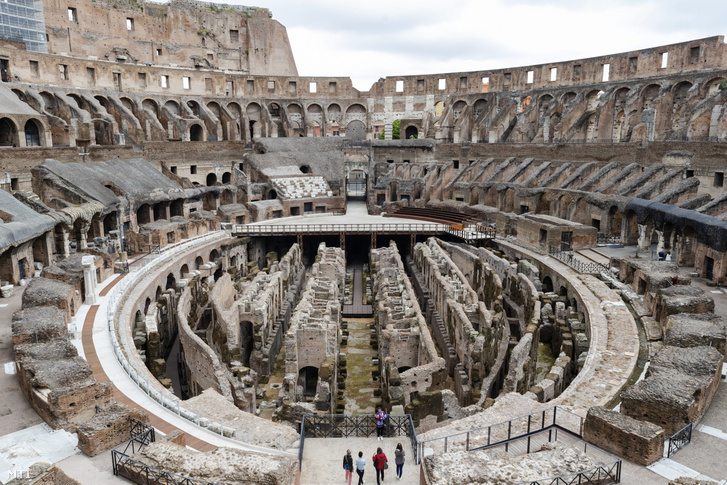 Látogatók a római Colosseumban 2021. április 27-én. A mûemlék a koronavírus-járvány miatti bezárását követõen az elõzõ nap nyílt meg újra.